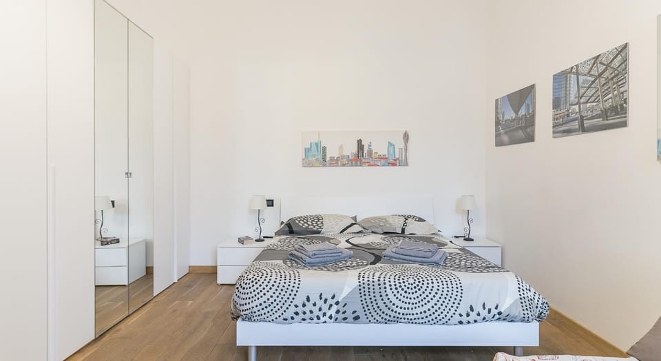 Photo of the whole room, Bedroom