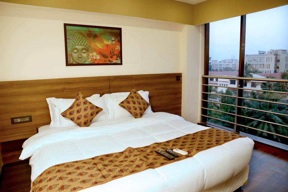 Photo of the whole room, Bedroom, City view, Garden view