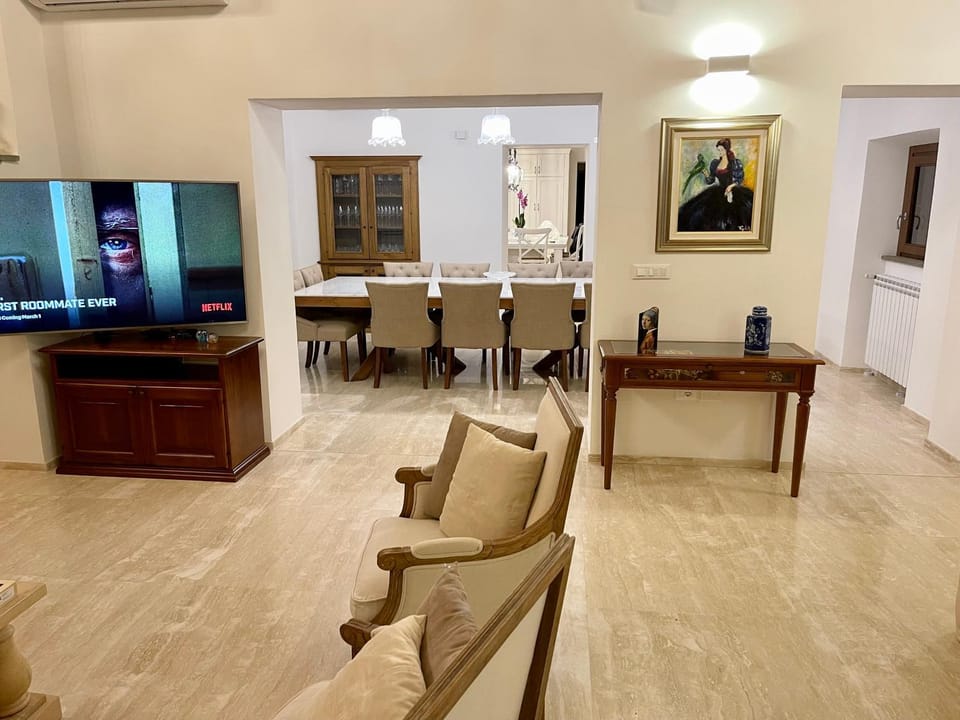 Communal lounge/ TV room, TV and multimedia, Living room, Lounge or bar, Seating area, Dining area