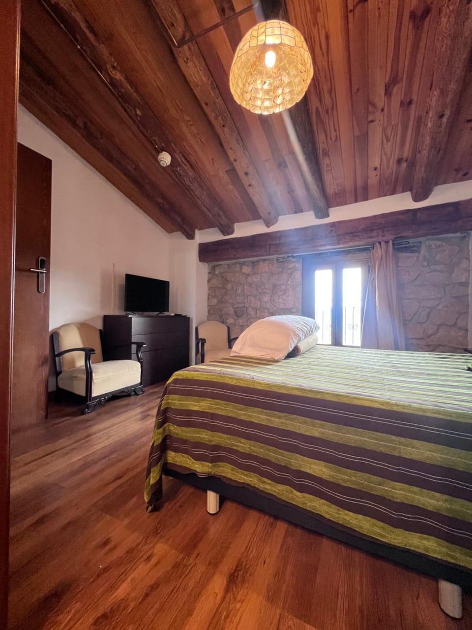 Bed, TV and multimedia, Bedroom