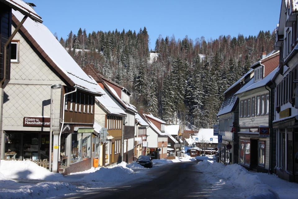 Restaurant/places to eat, Winter, Mountain view, Street view, Supermarket/grocery shop, Breakfast