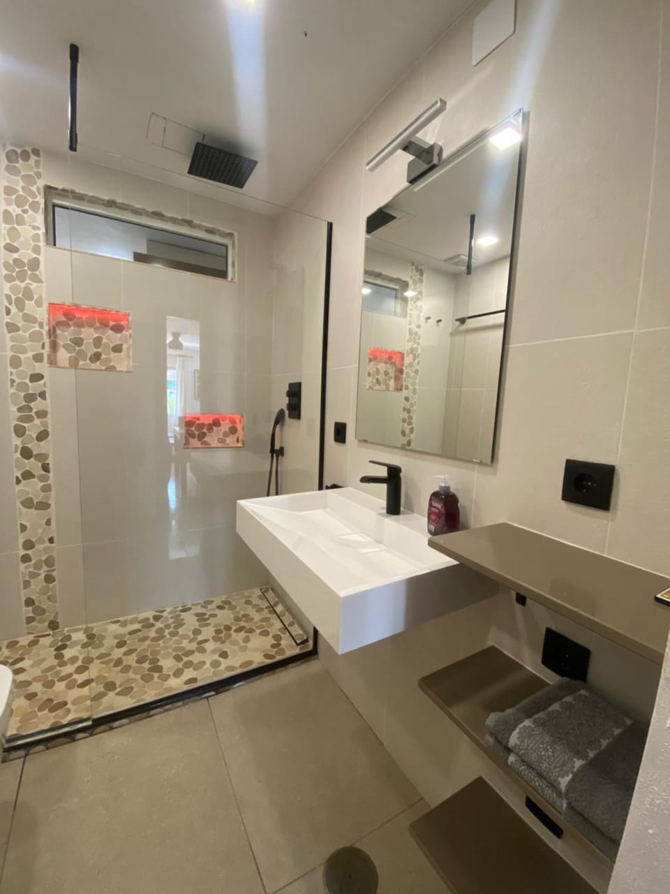 Shower, Toilet, Bathroom, Photo of the whole room, towels