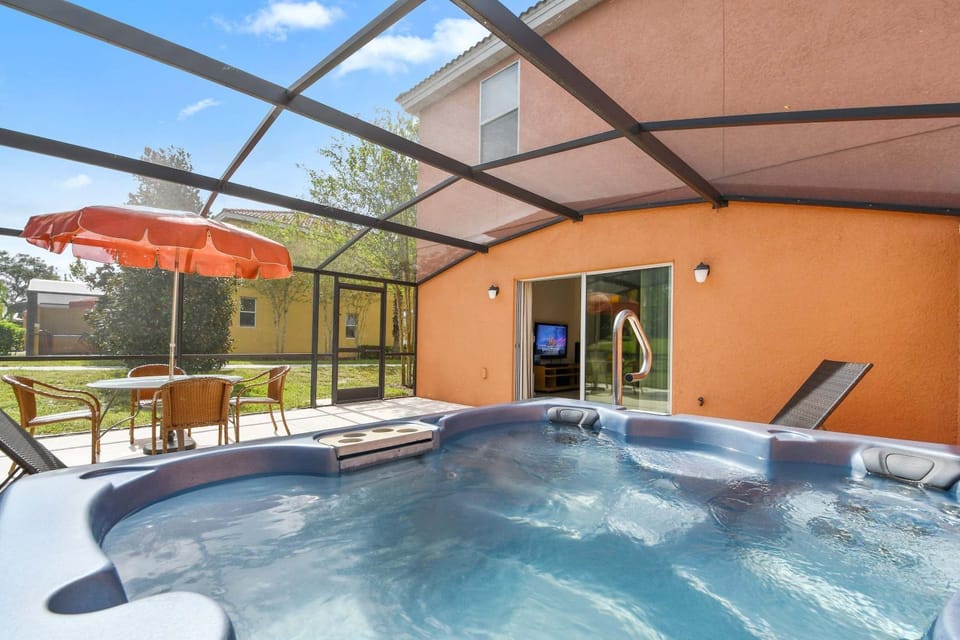 Patio, Day, Natural landscape, Hot Tub, sunbed