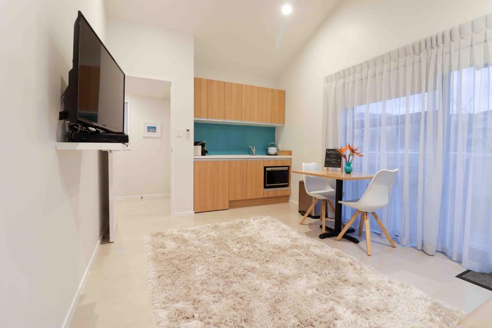 TV and multimedia, Coffee/tea facilities, Kitchen or kitchenette, Living room, Seating area, Dining area