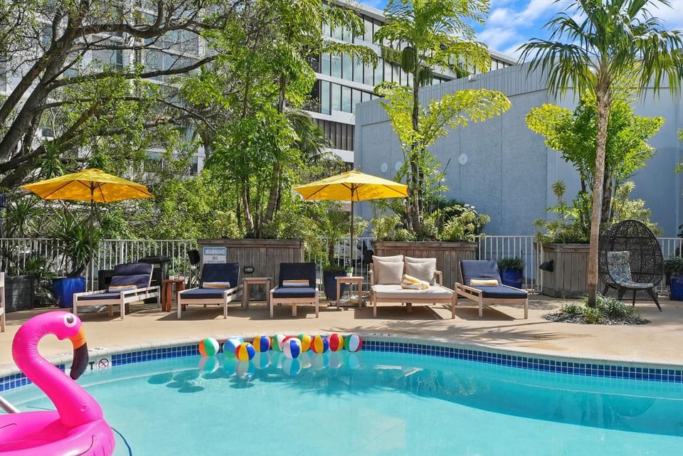 Pool view, Swimming pool, sunbed