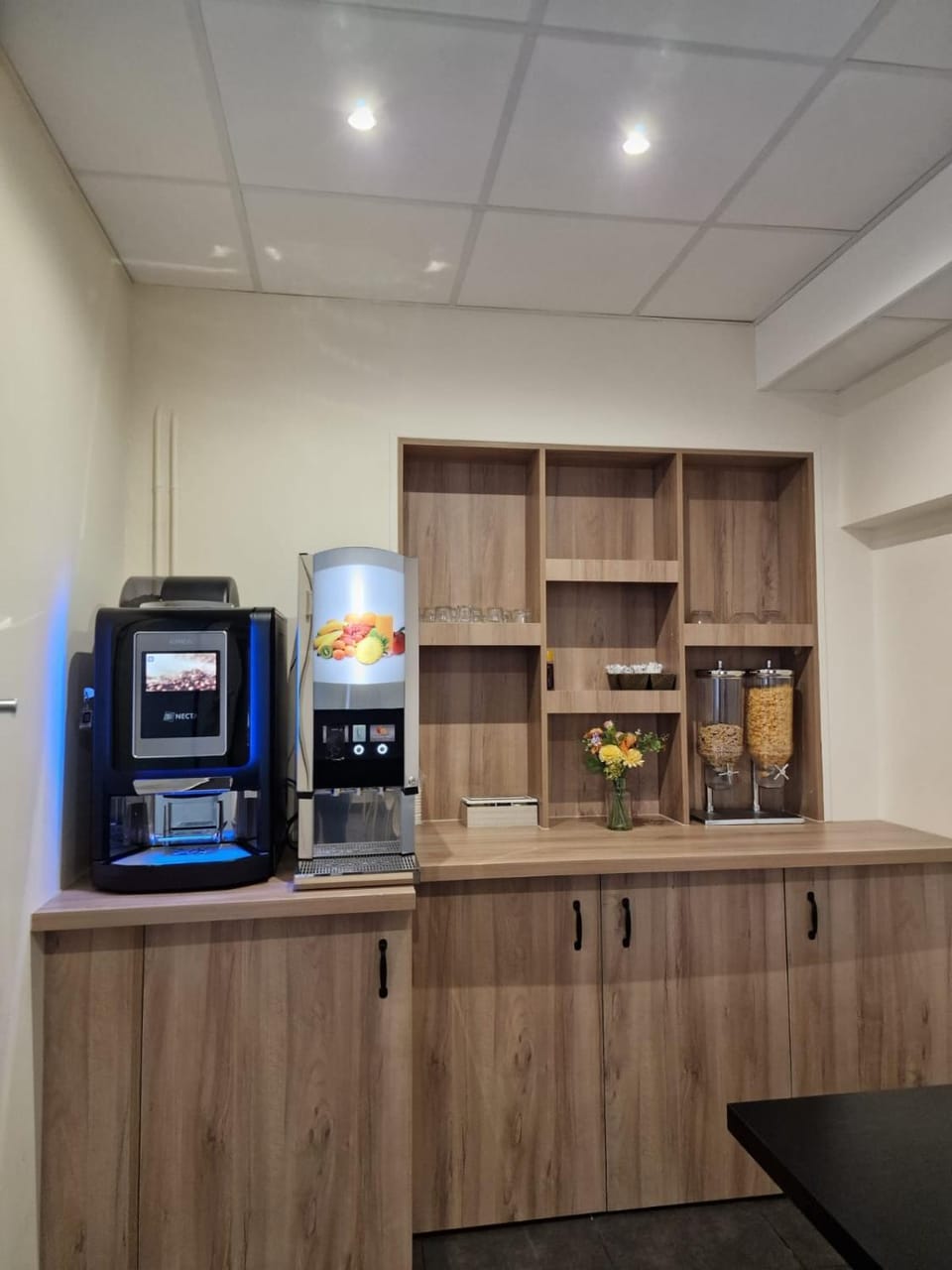 Food and drinks, Seating area, Dining area, Breakfast