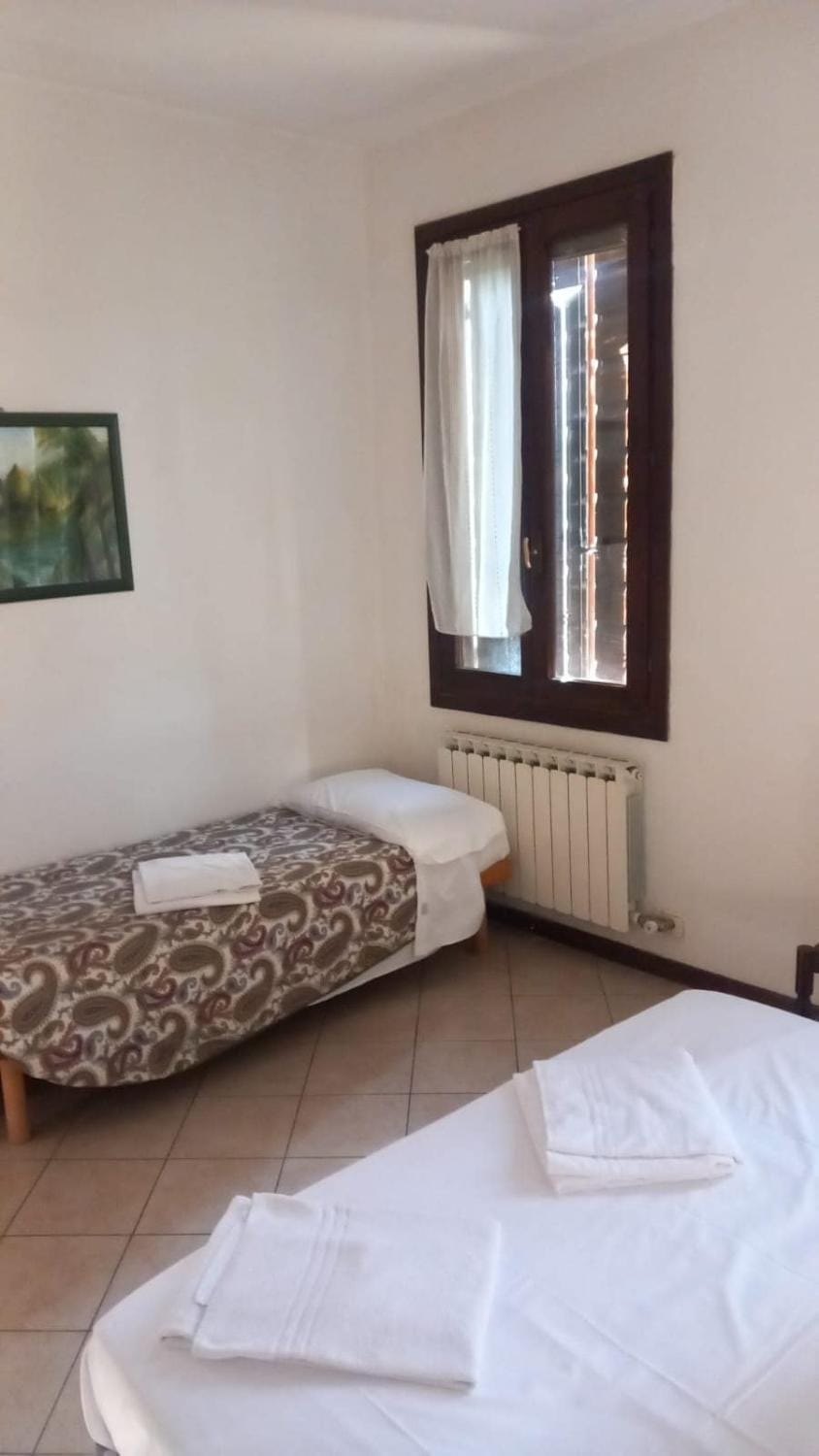 Bed, Photo of the whole room, Bedroom, internet