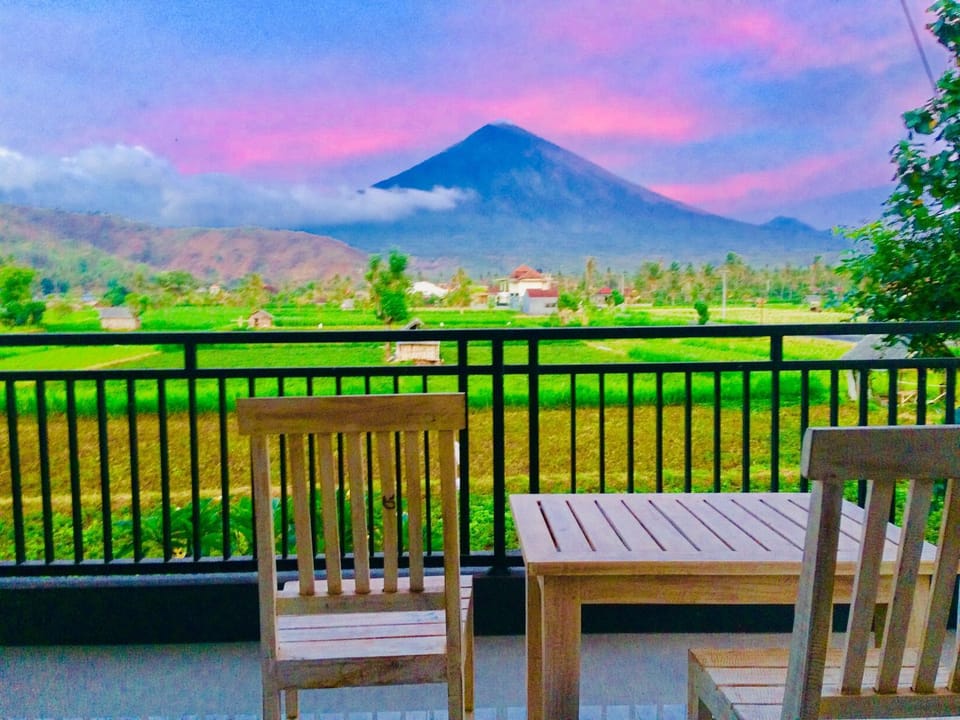 Patio, Patio, Nearby landmark, Neighbourhood, Natural landscape, Balcony/Terrace, Seating area, Landmark view, Landmark view, Mountain view, Mountain view, Quiet street view