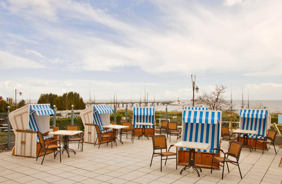 Restaurant/places to eat, Balcony/Terrace