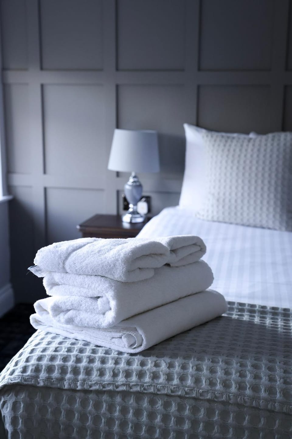 Bed, Bedroom, towels