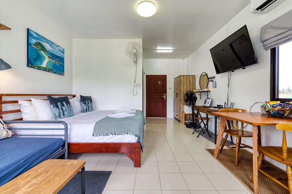 Bed, TV and multimedia, Photo of the whole room, Dining area, air conditioner