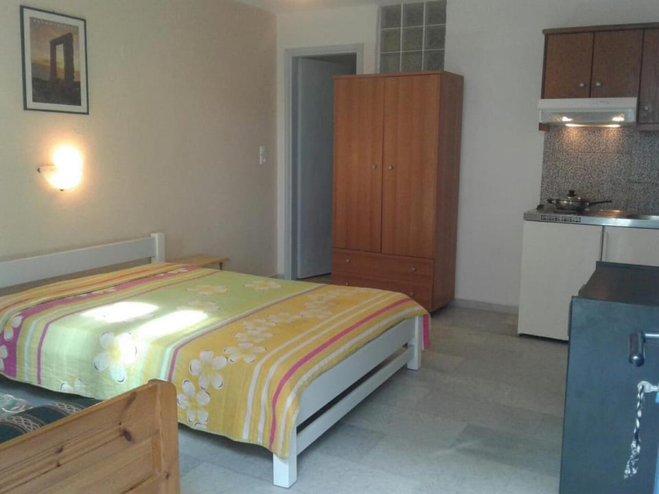 Bed, Kitchen or kitchenette, Bedroom