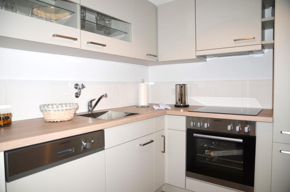 Coffee/tea facilities, Kitchen or kitchenette, Photo of the whole room, dishwasher, stove, toaster