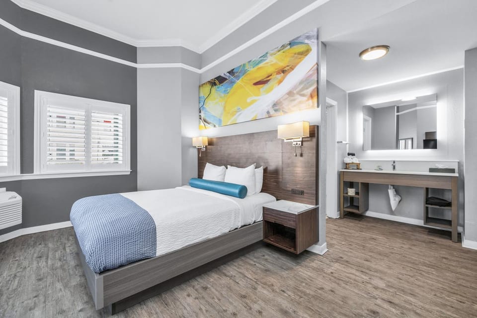 Bed, Photo of the whole room, hair dresser