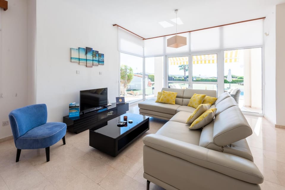 Villa Savoya Sunrise by Ezoria Villas Villa in Peyia