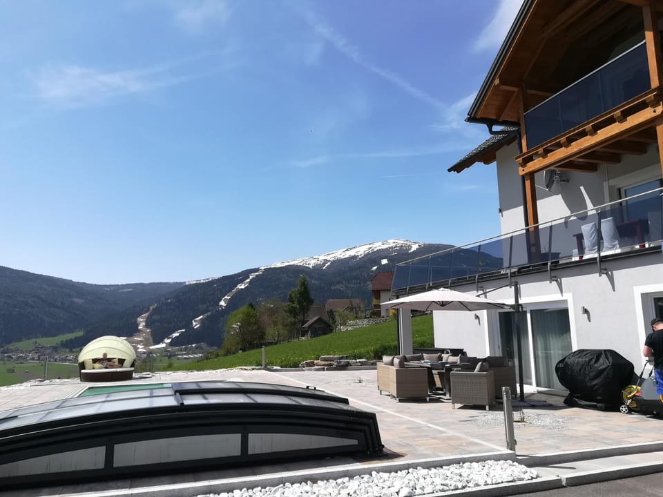Spring, Mountain view, Swimming pool