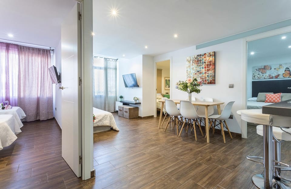 Living room, Lounge or bar, Seating area, Dining area