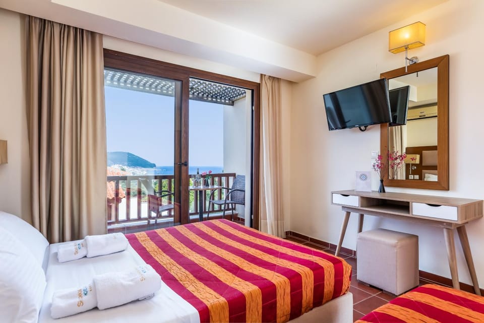 Bed, Natural landscape, TV and multimedia, View (from property/room), Balcony/Terrace, Photo of the whole room, Bedroom, Mountain view, Sea view, towels