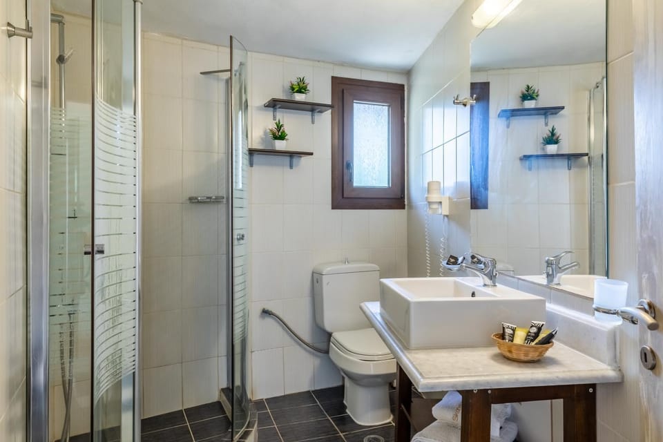 Shower, Toilet, Bathroom, Guests, towels