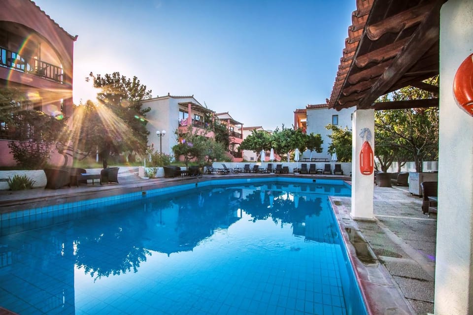 Property building, Day, Pool view, Swimming pool, sunbed