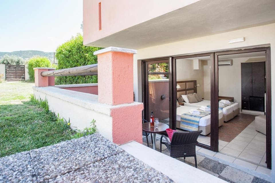 Garden, View (from property/room), Balcony/Terrace, Photo of the whole room, Bedroom