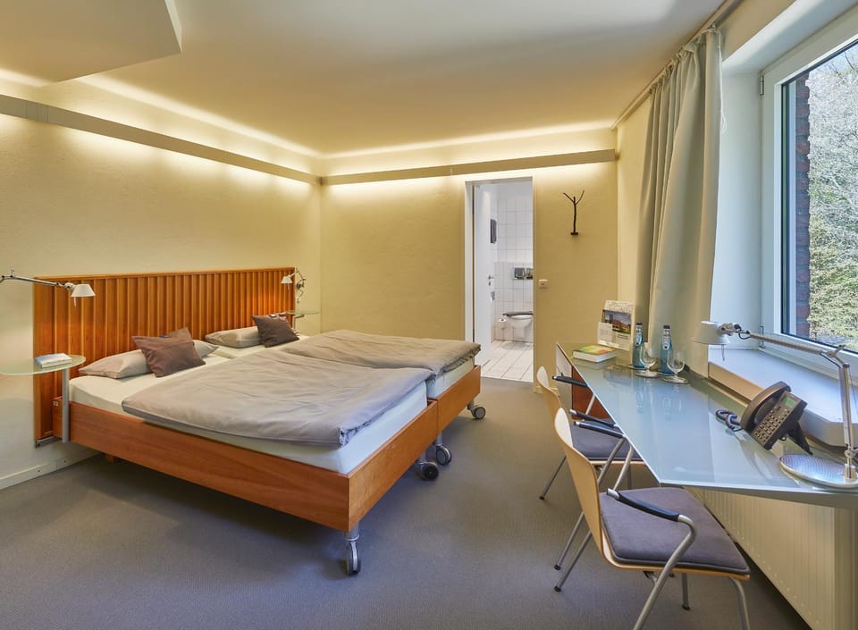 Bed, Photo of the whole room, Seating area
