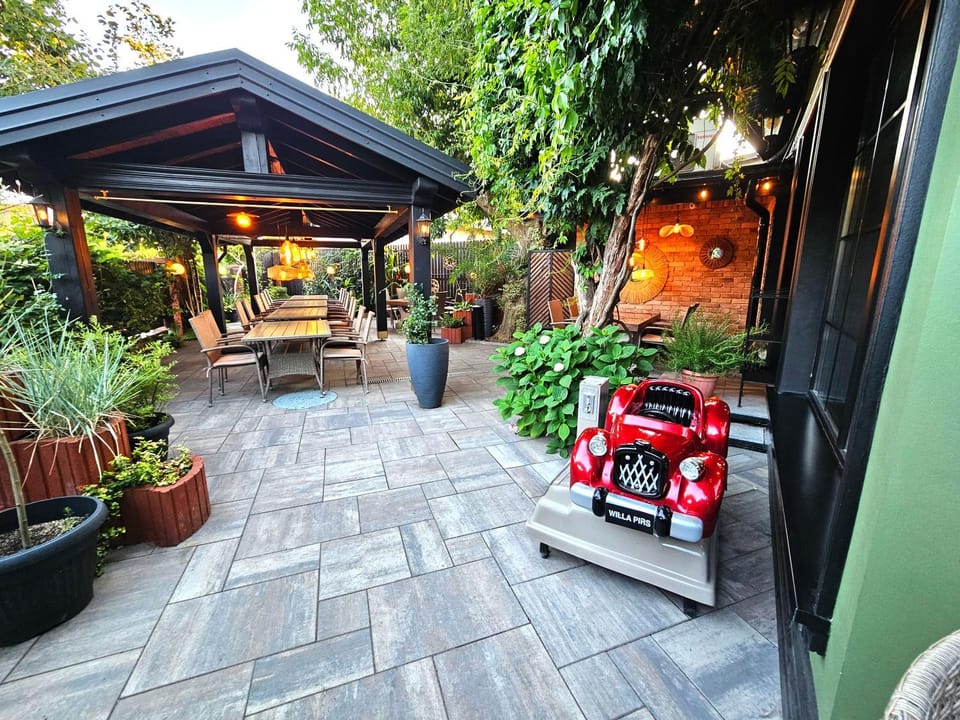 Property building, Patio, Restaurant/places to eat, Day, Garden, Garden view, Breakfast