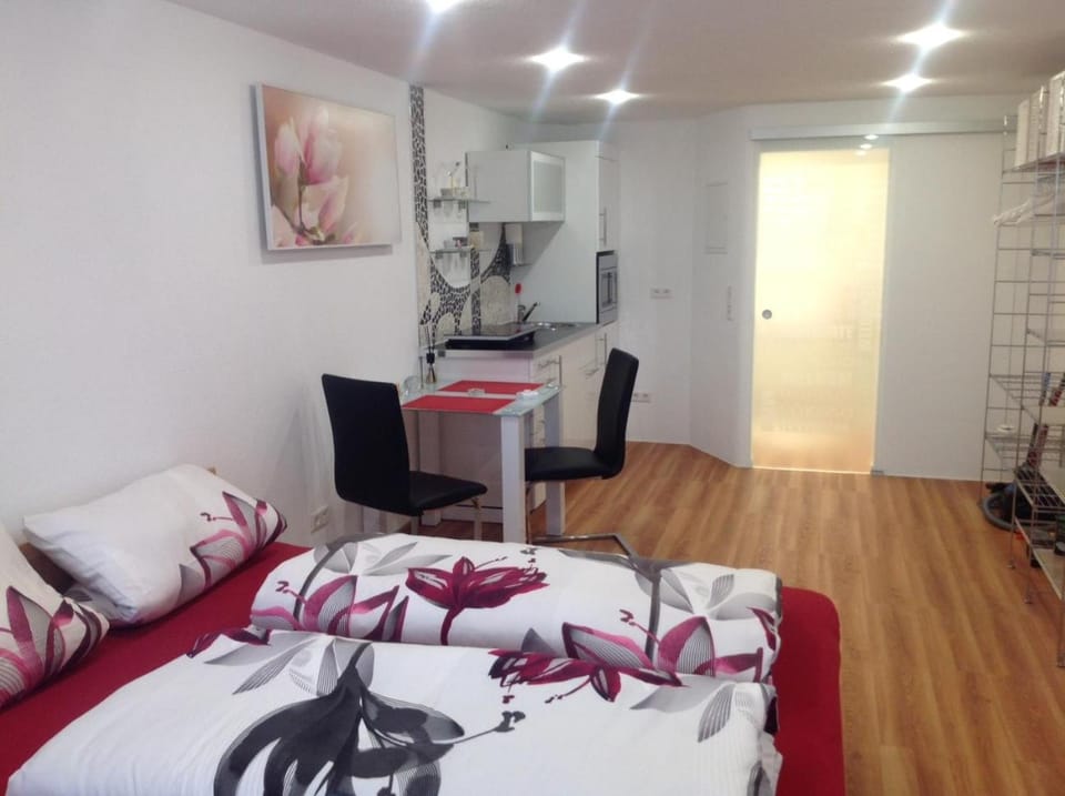 Kitchen or kitchenette, Dining area, Bedroom