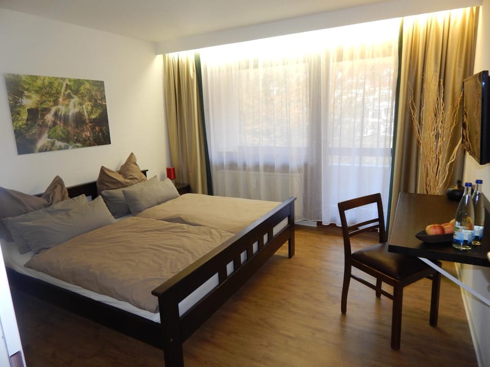 Bed, TV and multimedia, Photo of the whole room, Seating area, Bedroom