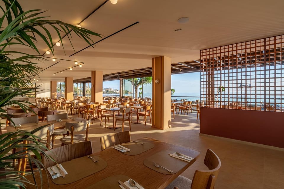 Restaurant/places to eat, View (from property/room), Dining area, Sea view