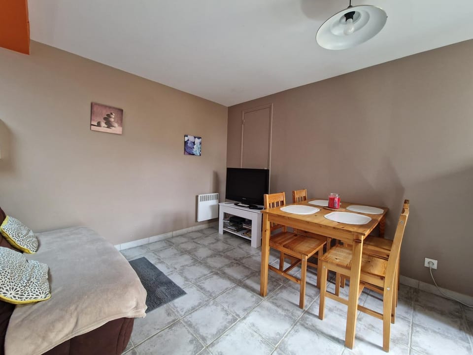 Communal lounge/ TV room, TV and multimedia, Living room, Seating area, Dining area