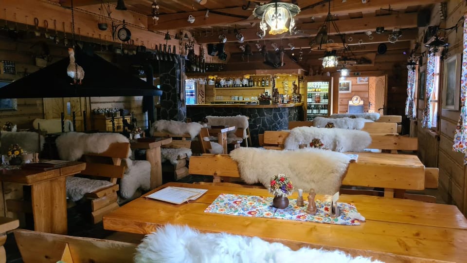 Restaurant/places to eat, Lounge or bar