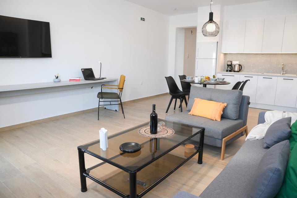 TV and multimedia, Kitchen or kitchenette, Living room, Seating area, Dining area