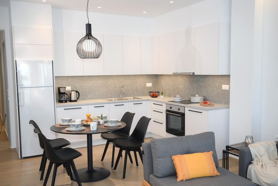 Coffee/tea facilities, Kitchen or kitchenette, Seating area, Dining area, oven