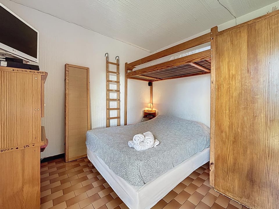 Bed, TV and multimedia, Bedroom, bunk bed