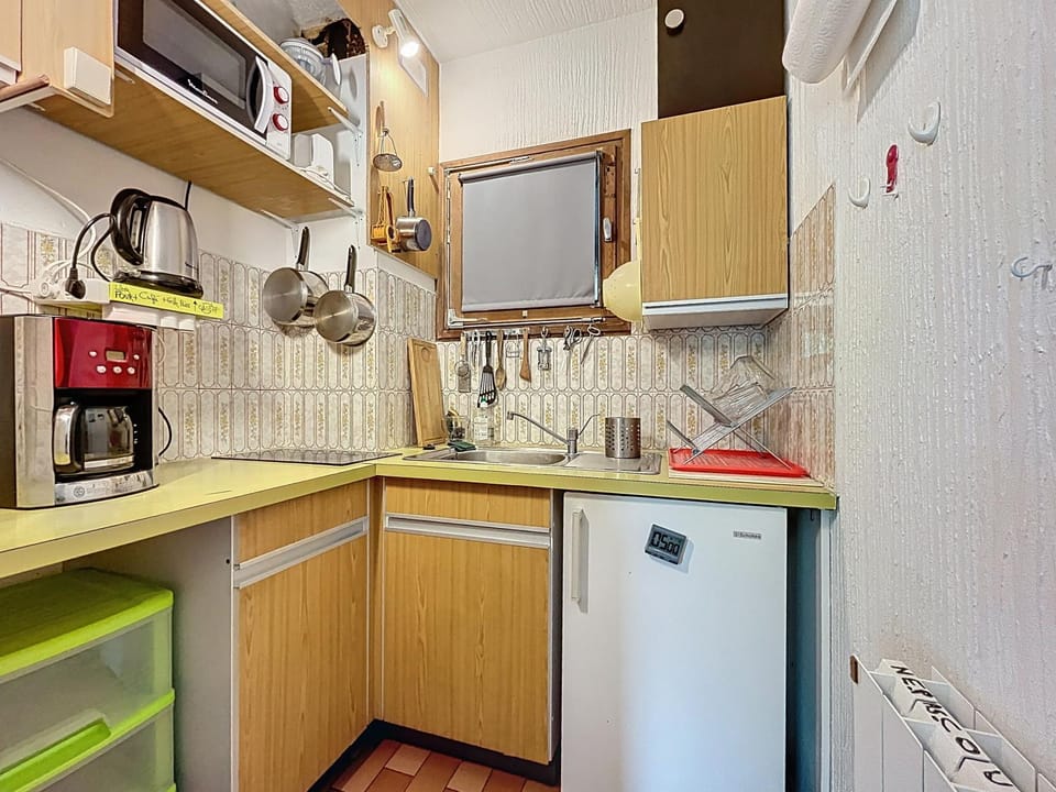 Coffee/tea facilities, Kitchen or kitchenette, stove