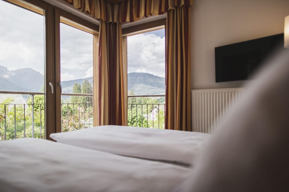 Bedroom, Mountain view