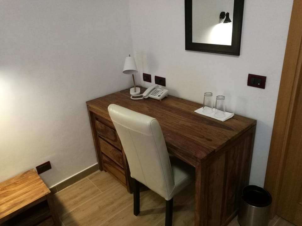 Photo of the whole room, Seating area