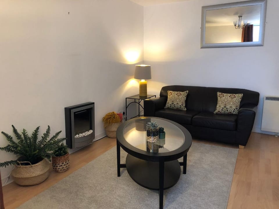 TV and multimedia, Living room, Decorative detail, Seating area