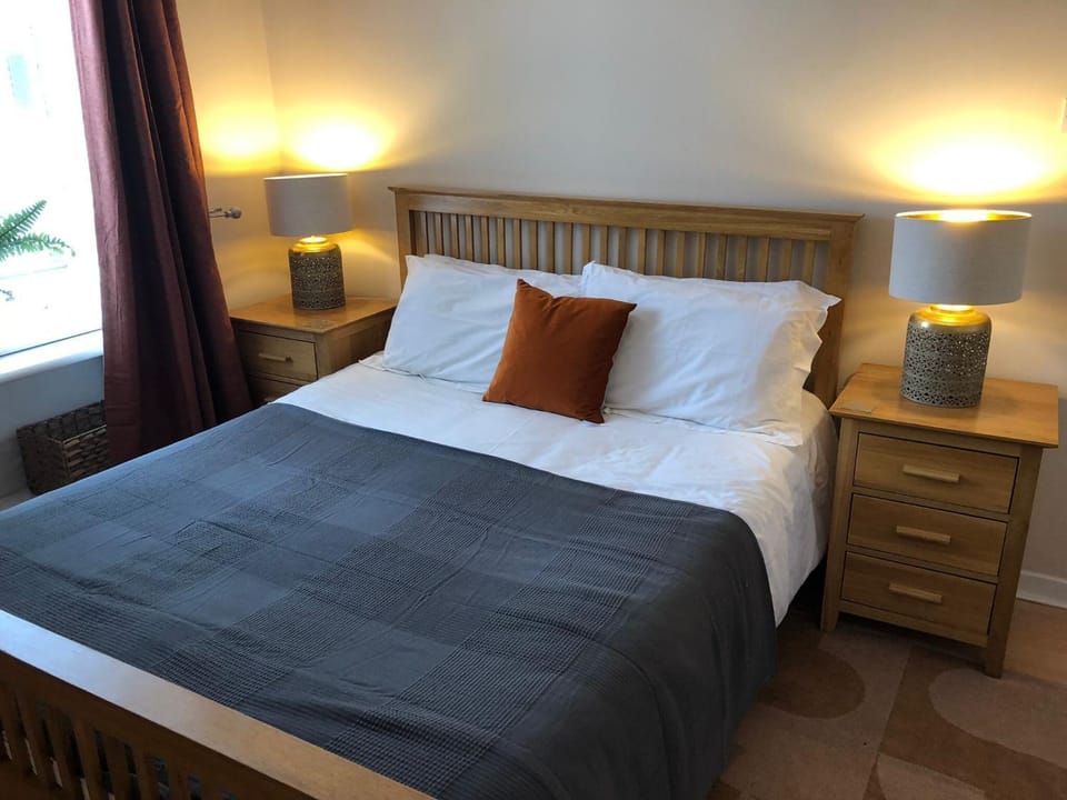 Bed, Decorative detail, Seating area, Bedroom