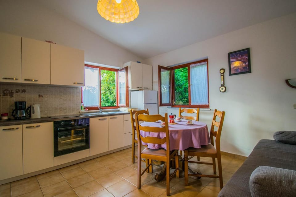 Kitchen or kitchenette, Dining area, oven, stove