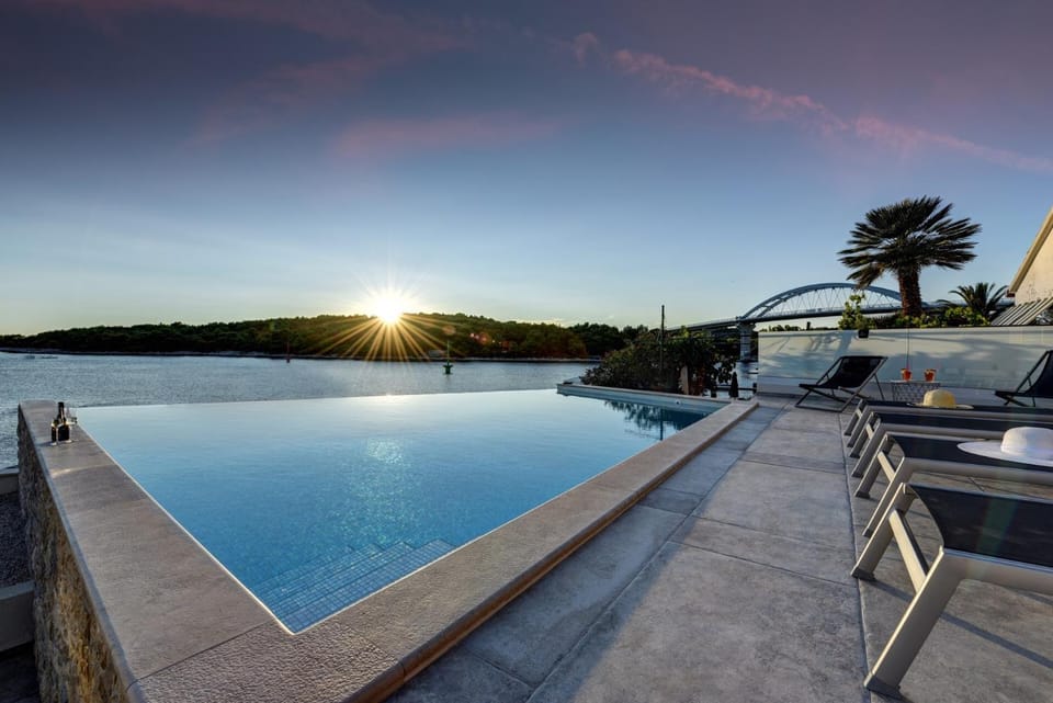 Swimming pool, Swimming pool