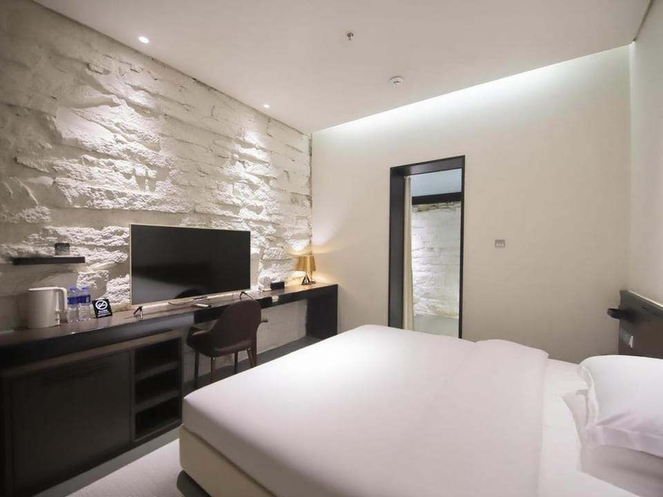 Bed, TV and multimedia, Photo of the whole room, Bedroom