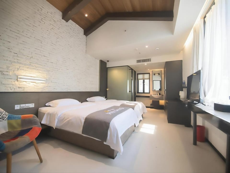 Bed, TV and multimedia, Photo of the whole room, Seating area, Bedroom