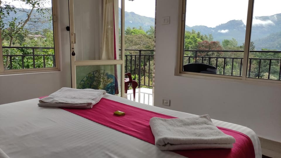 Coffee/tea facilities, Bedroom, Mountain view, cot