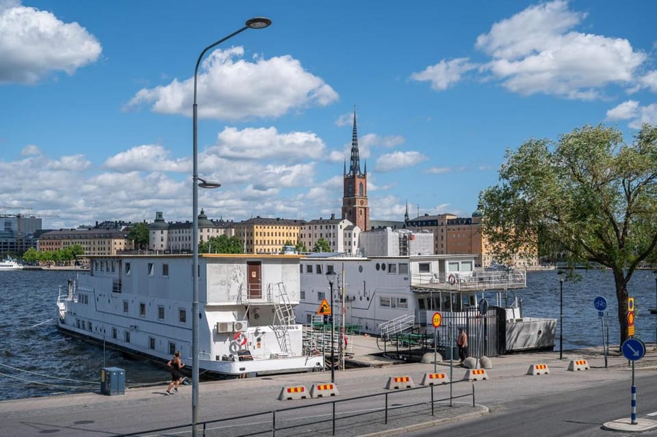 Property building, Day, City view, Location