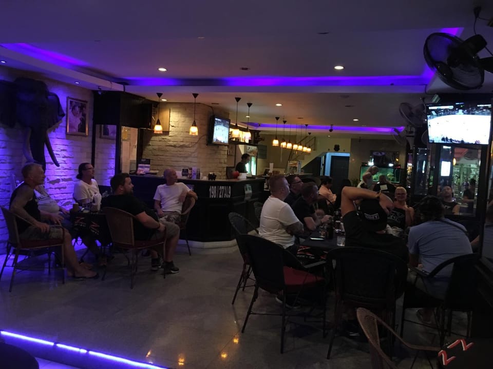 Restaurant/places to eat, Lounge or bar