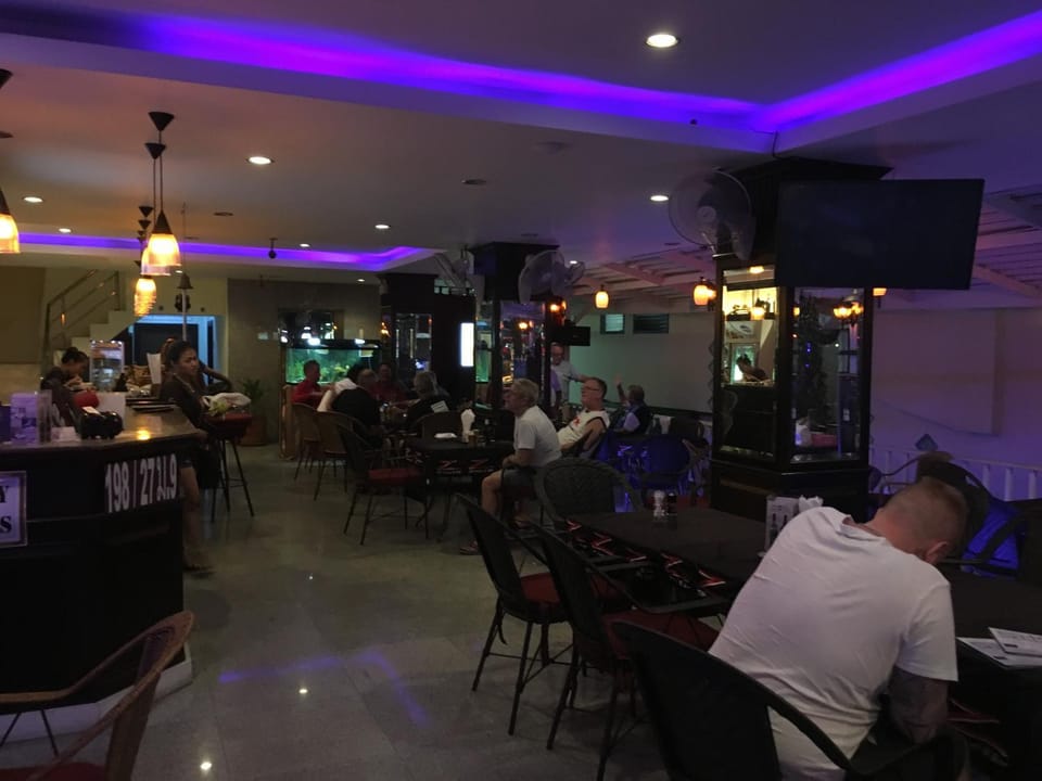 Restaurant/places to eat, Lounge or bar