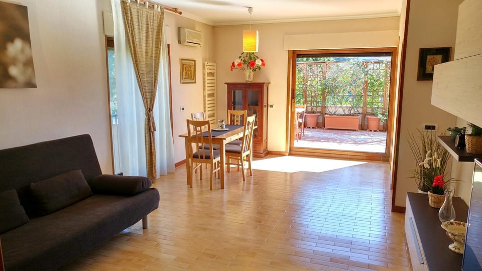 TV and multimedia, Seating area, Dining area