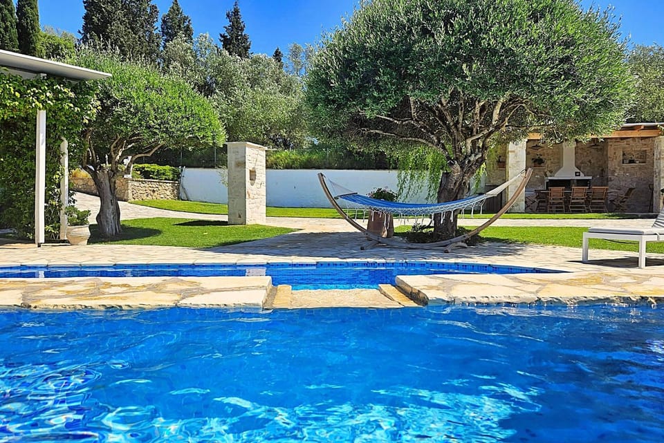 Shower, Natural landscape, Garden, Garden view, Pool view, Area and facilities, Swimming pool